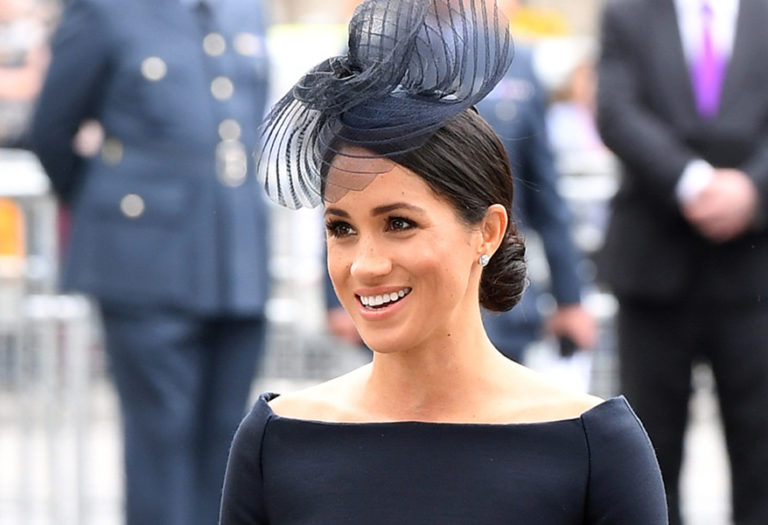 Meghan Markle se Apega a la Tendencia de los Colores Oscuros para Verano