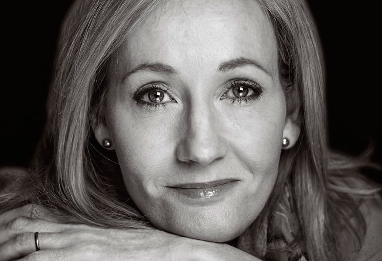 J.K Rowling acusa su ex asistente de haberle robado dinero