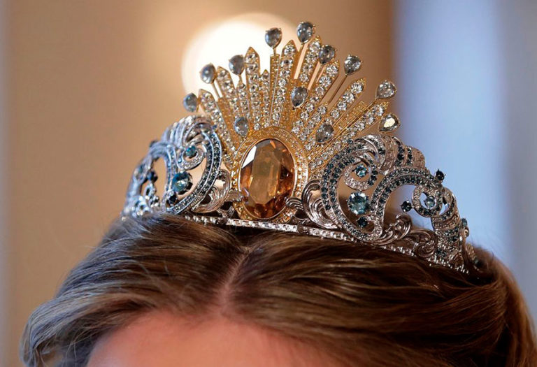 Donatella Versace creó una lujosa tiara de Swarovski para el Viena Opera Ball
