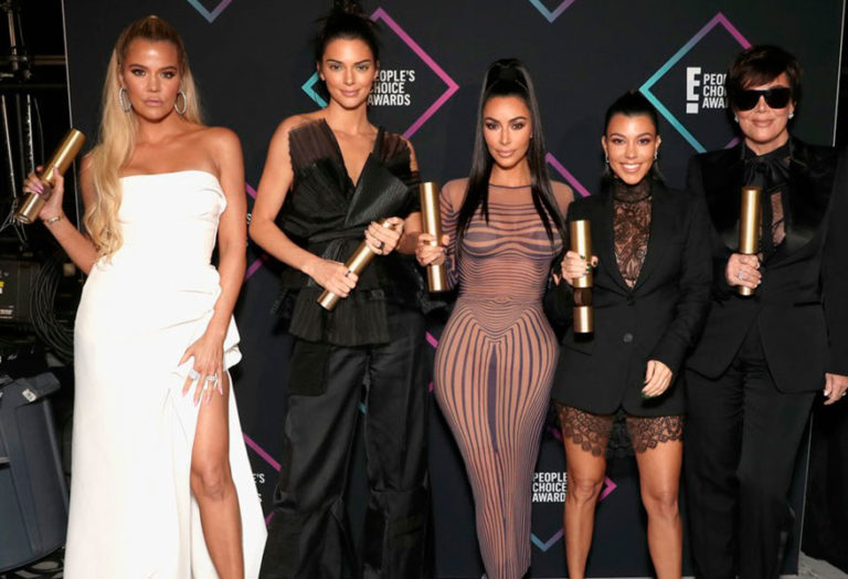 Así lucieron las celebridades en los E! People’s Choice Awards