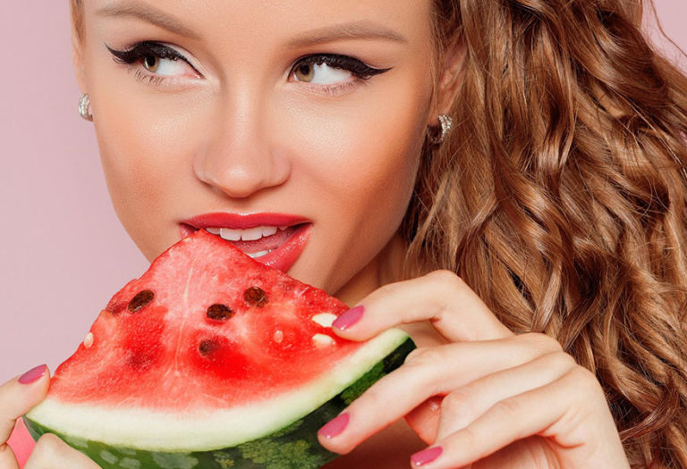 Alimentos claves que te ayudarán a reducir el acné en tu rostro