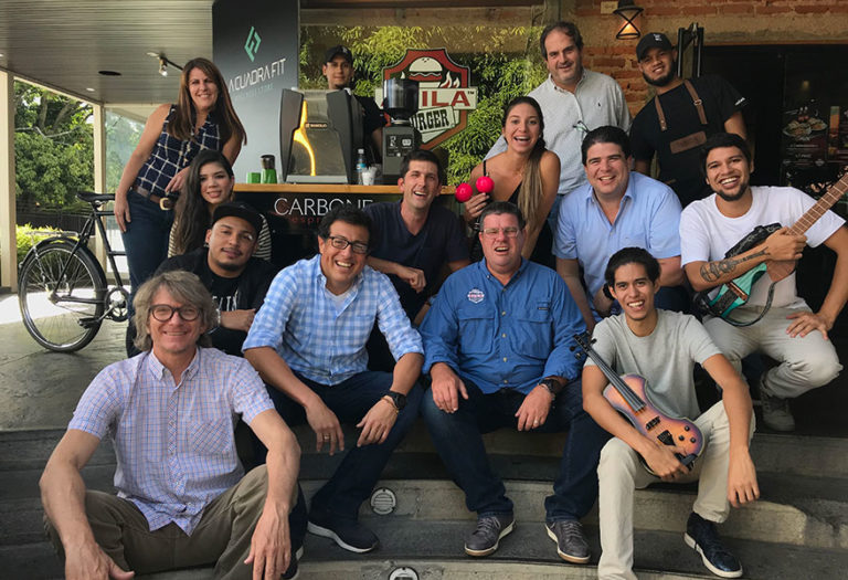 Avila Burguer celebra 8 años de trayectoria y sabor