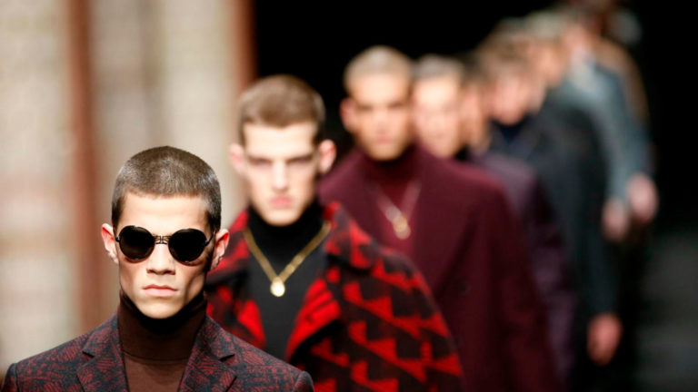 Color y extravagancia destacaron en la Semana de la Moda Masculina en Milán