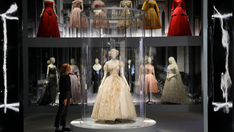 Christian Dior evoca 70 años de sueños y alta costura en nueva exposición