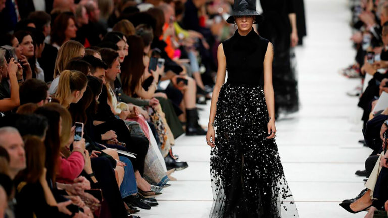 La feminidad y la neutralidad se apoderaron de la pasarela de Christian Dior
