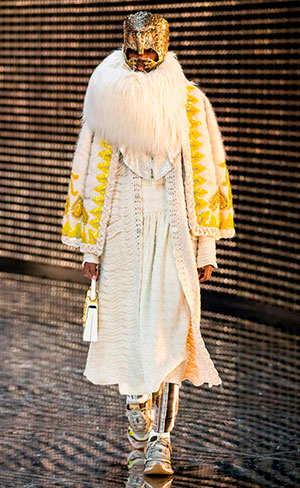 Rosalía acapara las miradas en la pasarela de moda parisina de Louis Vuitton