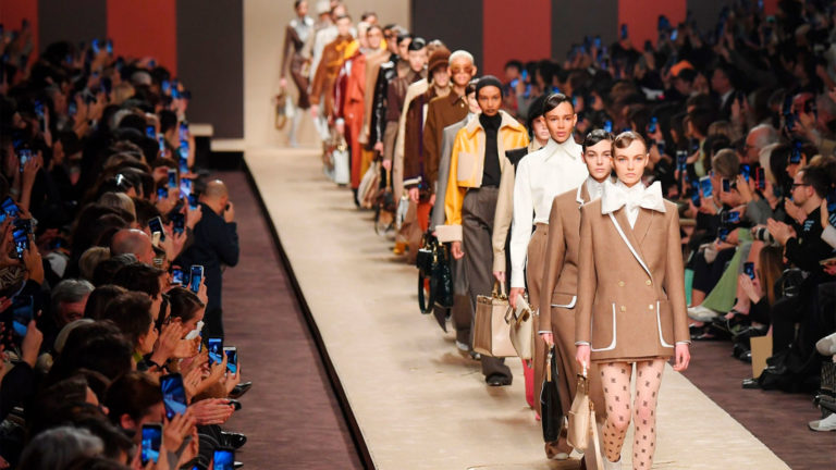 Fendi le rindió tributo a Karl Lagerfeld en la Milán Fashion Week