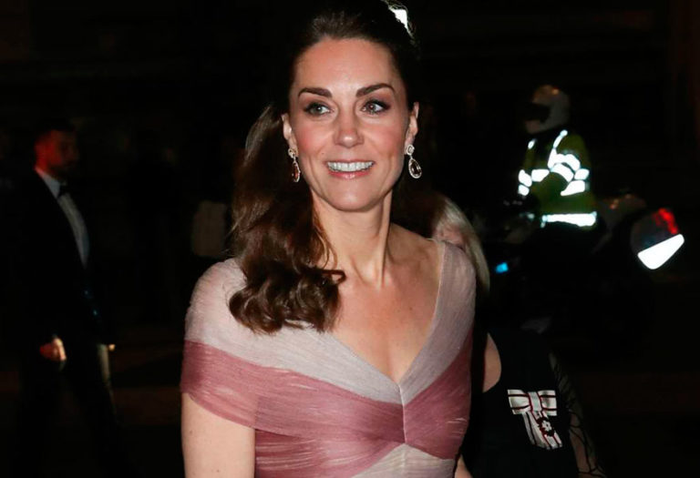 Kate Middlenton enamora con su romántico look de duquesa chic