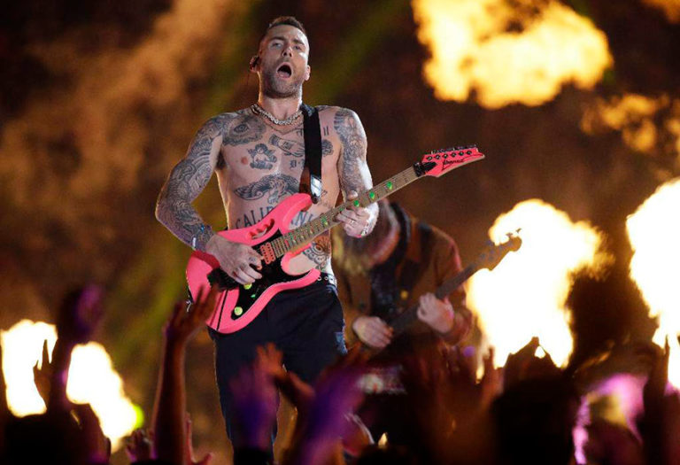 Maroon 5 encendió el escenario en el medio tiempo del Super Bowl