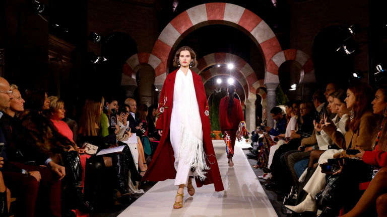 Oscar de la Renta evocó una calidez en su desfile en Nueva York