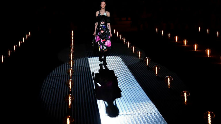 Contrastes góticos y militares se presentaron en la colección de Prada