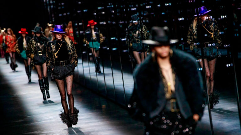Atuendos de neón y más en la última colección de Yves Saint Laurent