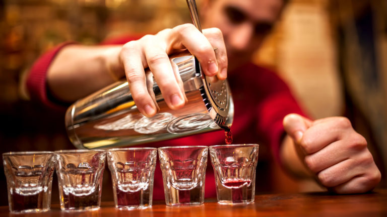 ¿Una bebida alcohólica que no produce resaca? Entérate qué es Alcosynth