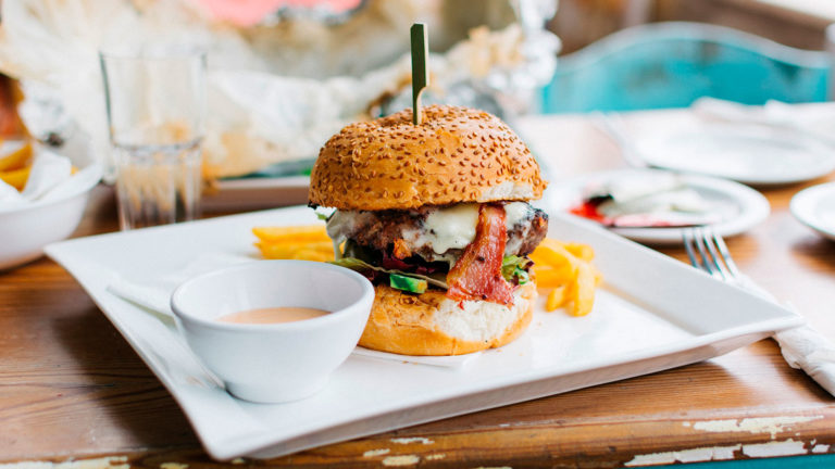 ¿Deseas comerte una suculenta hamburguesa? Considera estos 5 restaurantes
