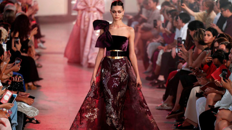 El estilo oriental y surrealista de Elie Saab causó sensación en París