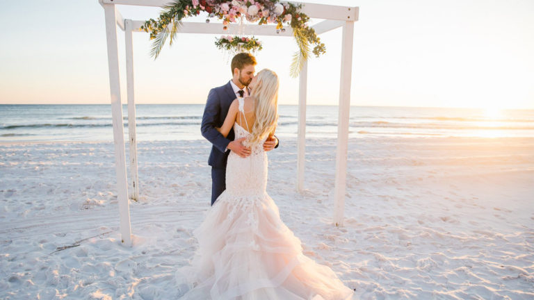 ¿Una boda en la playa? Trucos para que tu maquillaje sea perfecto