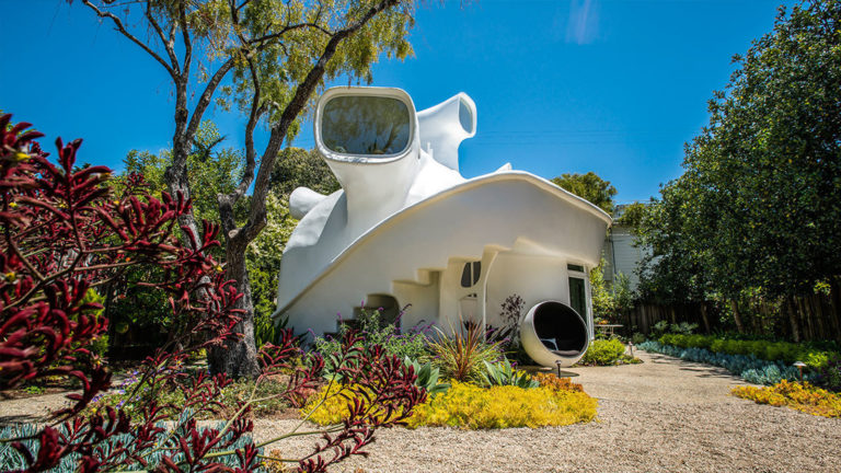 ¿Vivirías en una nave espacial? Esta casa en California te lo permite