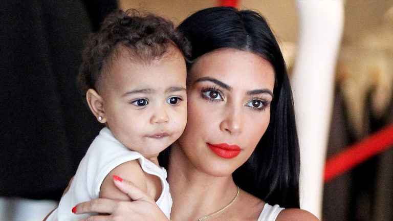 Kim Kardashian retrasó el nacimiento de su hija para hacerse una manicure