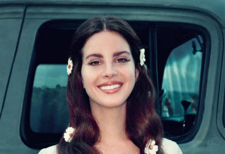 Lana del Rey estrena nuevo álbum y sorprende con su propio libro de poesía