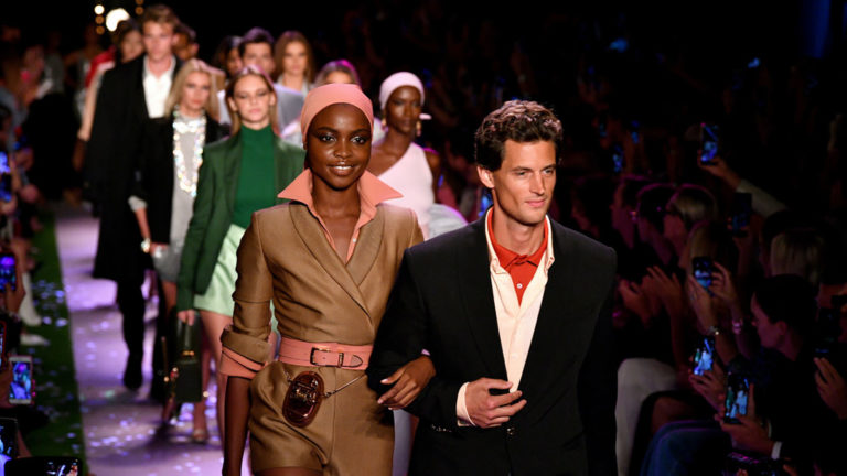 ¡Un giro muy elegante! Así fue la colección que presentó Brandon Maxwell