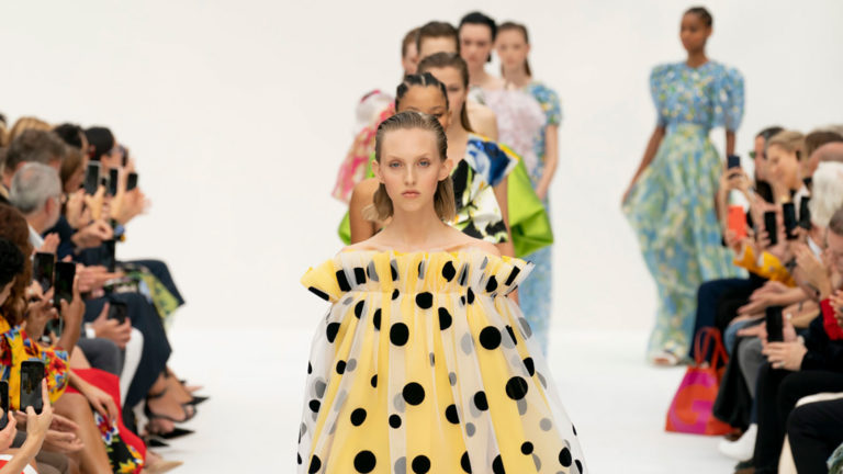 ¡Un paraíso lunar y floral! Así fue la propuesta de Carolina Herrera