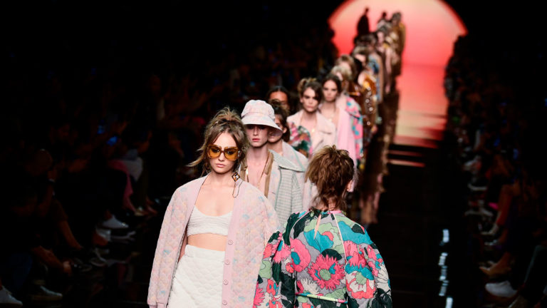 Con un estilo retro, Fendi enamoró con su pasarela en Milán