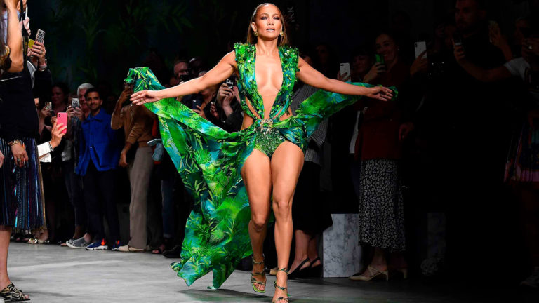 Versace revive grandes momentos con una colección muy sensual