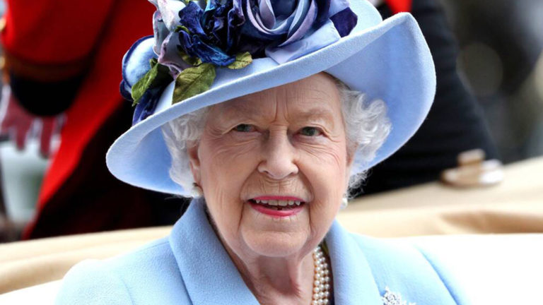 Esta mujer se encarga de ‘ablandarle’ los zapatos a la reina Isabel II