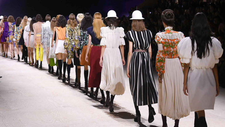 Louis Vuitton y Nicolas Ghesquiére le hacen un homenaje a la Belle Époque pero con una mirada futurista