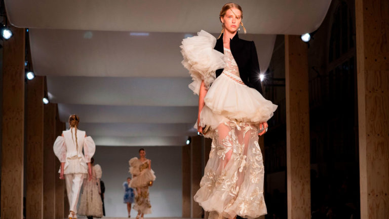 ¡Volviendo a sus orígenes! Alexander McQueen presentó una propuesta eco-friendly