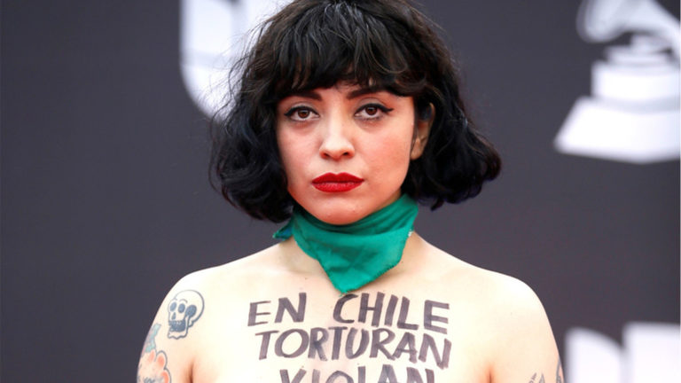¡Escándalo en la alfombra! La protesta de Mon Laferte y los demás looks de los Latin Grammys 2019