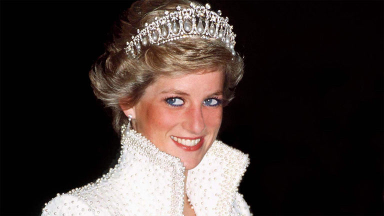 ¡Todas son increíbles!  10 tiaras espectaculares que pertenecen a la monarquía