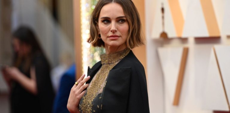 ¡Revolución feminista! El bordado de Natalie Portman que pide JUSTICIA en Los Óscars