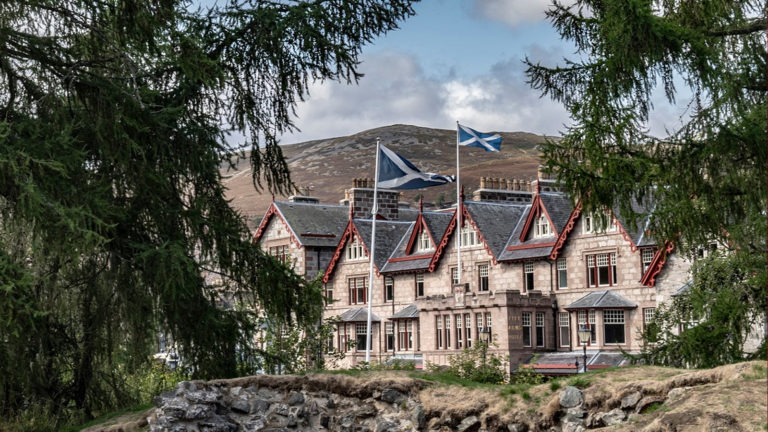 The Fife Arms, el mágico hotel de época en el que vacacionó el Príncipe Carlos