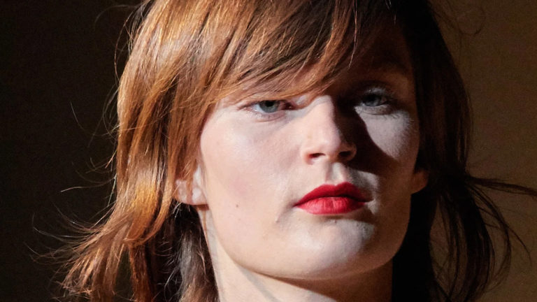 YSL en su último desfile demostró que los labios rojos le van bien a TODAS