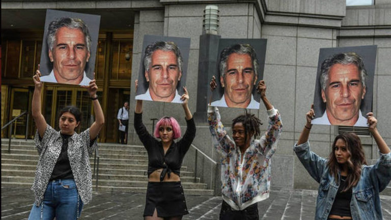 La serie de Netflix que explica el TERRIBLE historial de abuso y pornografía infantil de Jeffrey Epstein