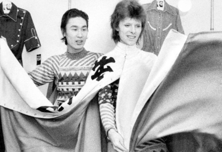 ¿Quién fue Kansai Yamamoto? El diseñador ‘andrógino’ que vistió a David Bowie