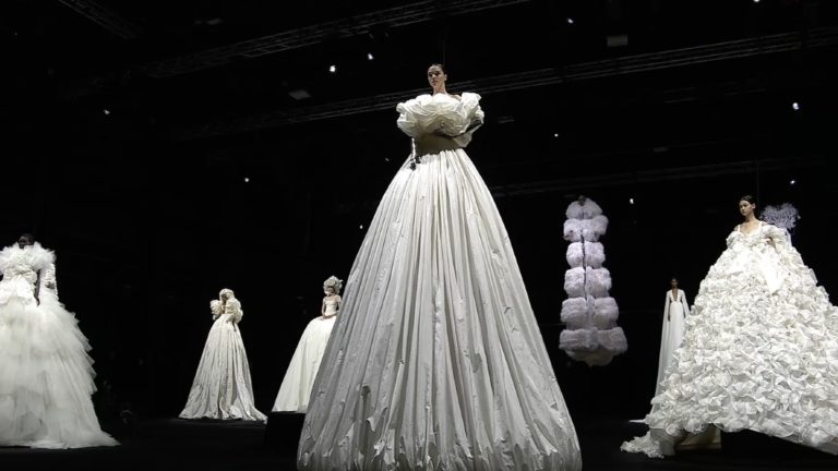 Una propuesta blanco impoluto sin ser nupcial, Valentino causó furor con su nueva colección