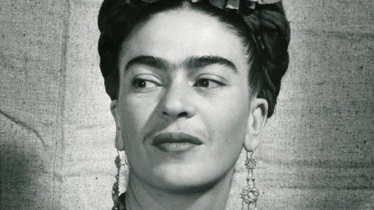 ¿A qué olía Frida Kahlo? Un recorrido por el ritual de coquetería de la artista