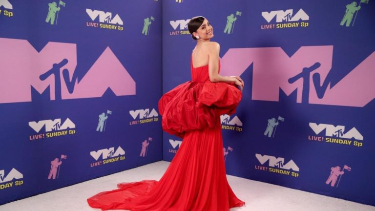 Brillos, colores y transparencias enmarcaron la fabulosa Red Carpet de los «Mtv VMA’s»