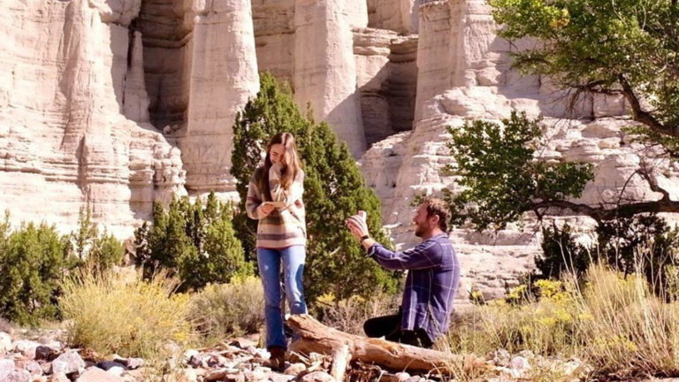 ¿Un anillo personalizado? Lily Collins se comprometió y su anillo vintage es UN SUEÑO