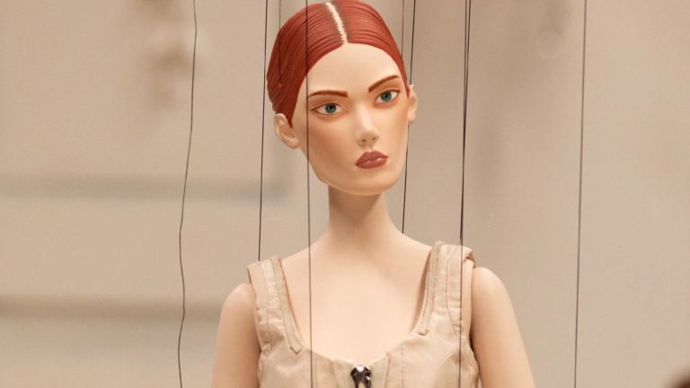 Las MARIONETAS que modelaron la colección Spring 2021 de Moschino