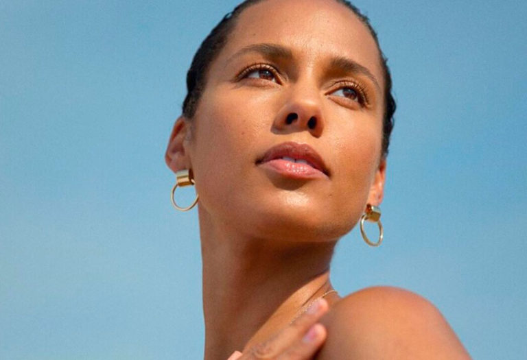 Alicia Keys da el siguiente paso para promover la belleza real con su línea ‘Keys Soulcare’
