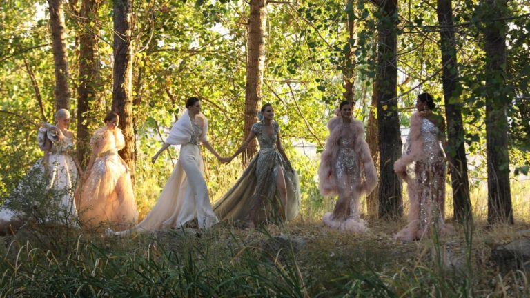 ¡Un bosque encantado! Elie Saab rindió tributo a Beirut con una hermosa oda a la esperanza