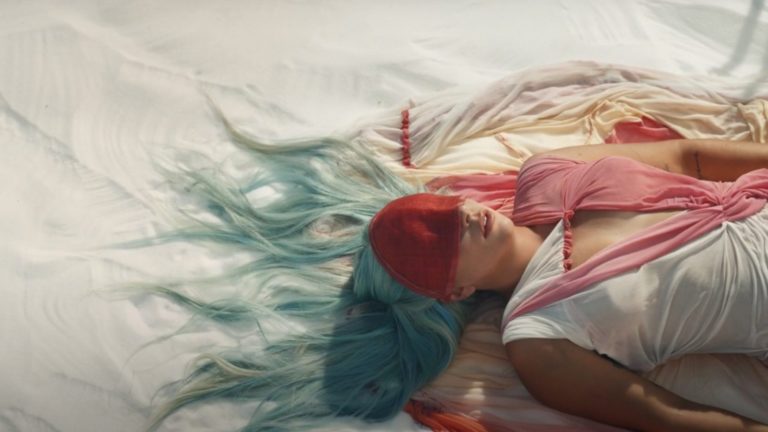 ¡Lo volvió a hacer! Lady Gaga nos sumerge en un mundo distópico e ilusionista con «911»