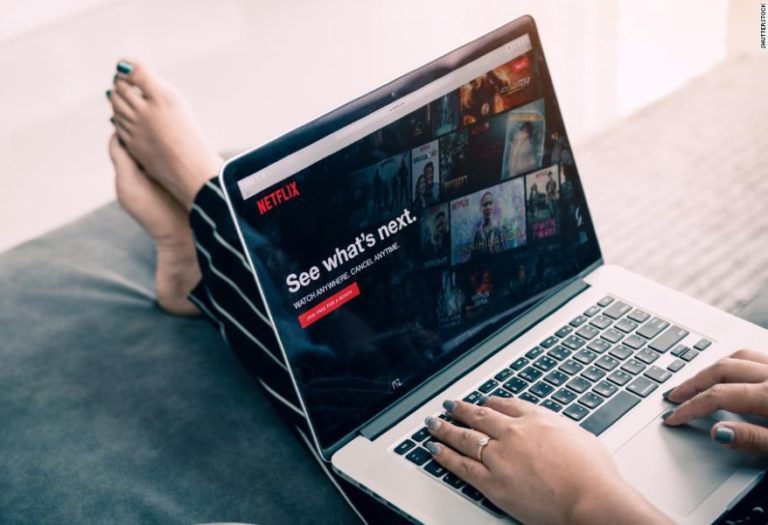 ¿Mucho que ver y no sabes qué elegir? ‘Shuffle Play’ la solución de Netflix para los indecisos