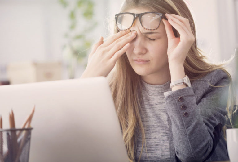 ¿Demasiadas pantallas? 5 tips para descansar tus ojos de la fatiga visual