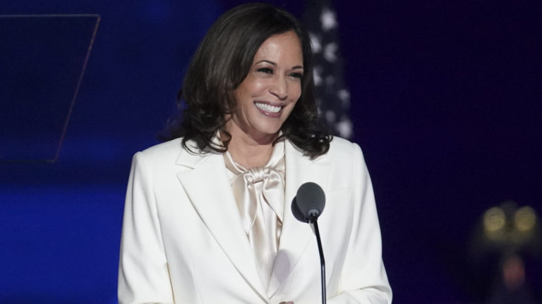La historia oculta del traje de Carolina Herrera que vistió Kamala Harris