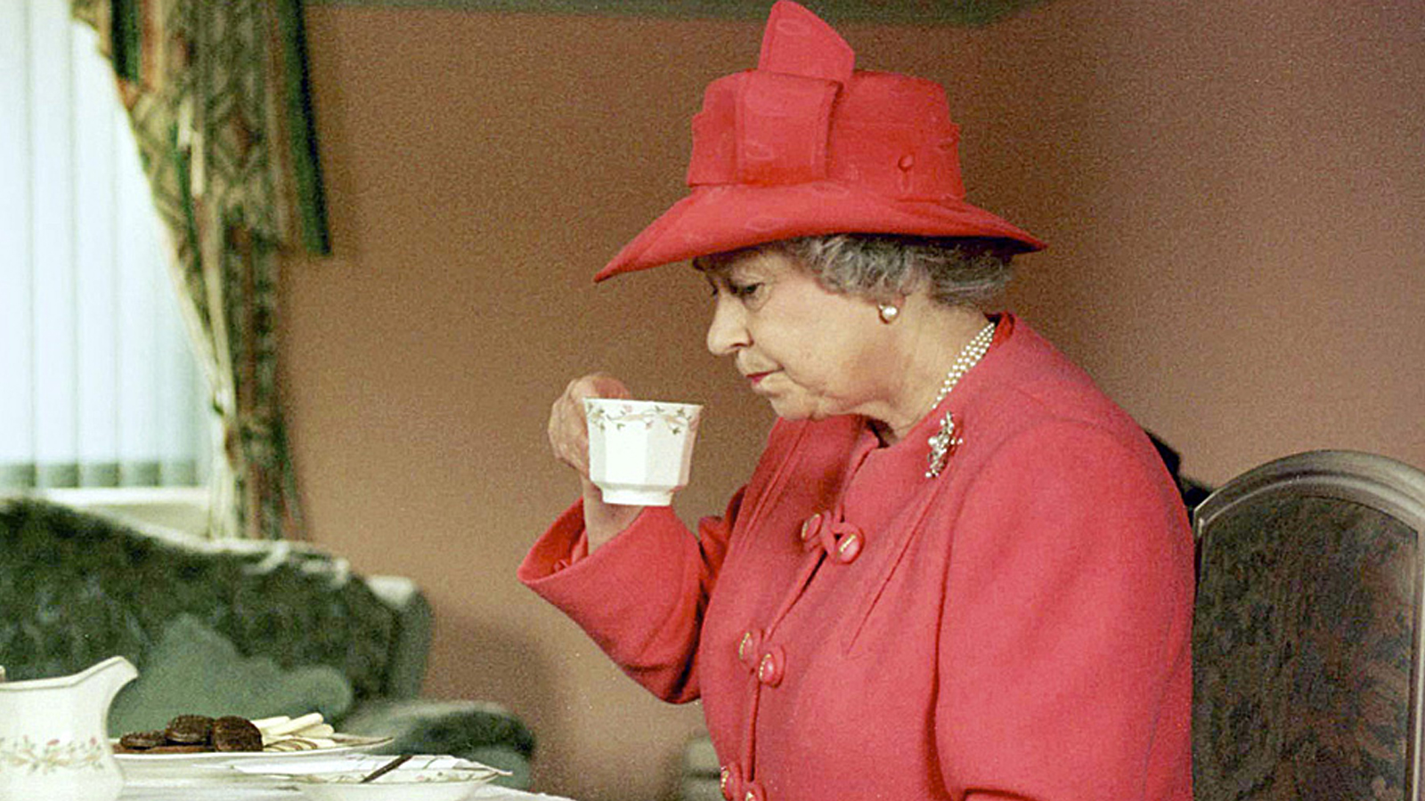 2 i drinking tea. Королева Елизавета Великобритании пьет чай. Чаепитие с королевой Елизаветой 2. Королева Елизавета 2 пьет чай. Королева Елизавета 2 и чай.