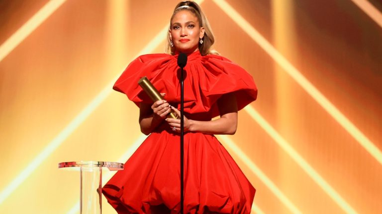 ¡El rojo se impuso! Los atuendos que marcaron pauta en la red carpet de los PCA’s 2020